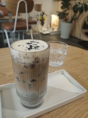 Café de sésamo negro con leche de avena #Veganuary at 25s Cafe in Hoi An