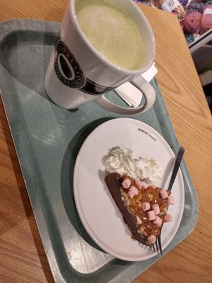 Matcha latte with oat milk and rocky road brownie at Espresso House in Kuopio
