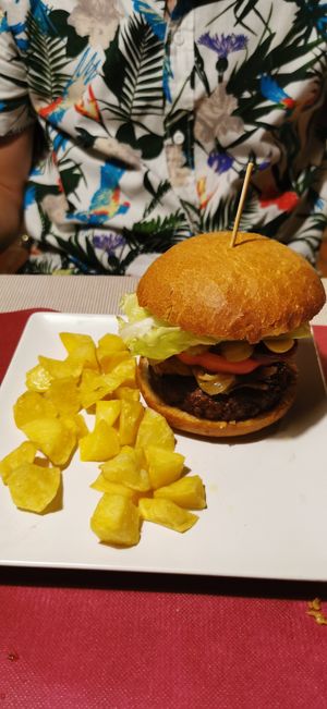 Hamburguesa vegana at Pou Dolç in Peratallada
