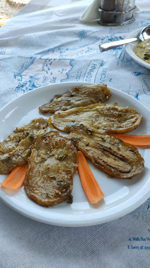 Melanzane sott'olio abbastanza misero come piatto per costare 10€ at Mesa Pigadia Taverna in Santorini
