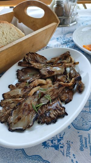 Funghi arrostiti buoni at Mesa Pigadia Taverna in Santorini