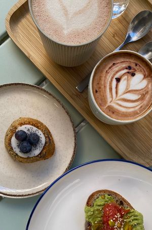 Bizcocho de limon, arándanos y semillas de amapola vegano; chocolate y capuchino de cacao veganos; tostada de aguacate vegetariano.  at Somos in San Sebastian
