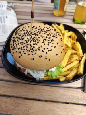 Le Lapin Noir burger with frites at Le Lapin Noir in Rennes