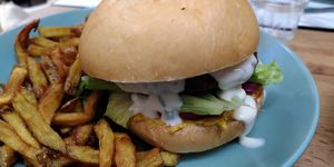 Burger lapin noir avec frites at Le Lapin Noir in Rennes