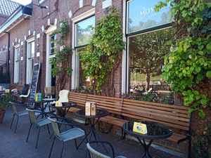 Outdoor seating at Moment Voor Jezelf in Middelharnis