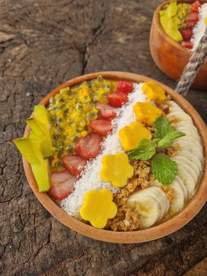 Mango banana smoothie bowl at Abrazo in Trincomalee