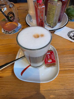 Latte Macciato mit Hafermilch at Ruff's Burger in Ansbach