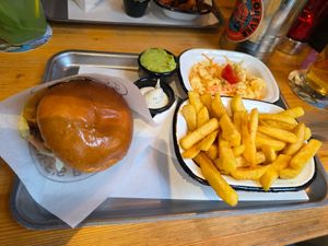 Vegan BBQ Burger mit belgischen Pommes und Coleslaw at Ruff's Burger in Ansbach