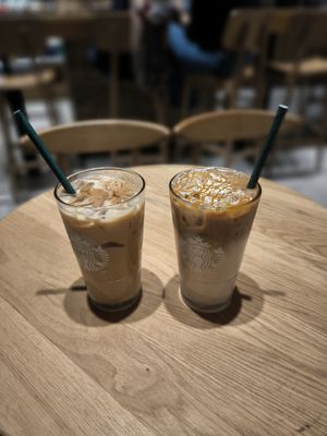 Links "Gingerbread Latte" rechts "Caramel Macchiato" at Starbucks in Cordoba