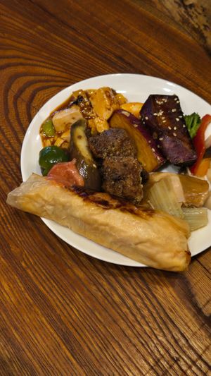 Plate of yummy buffet items at Taiwan Rakuzen - 台湾ベジキッチン楽膳 in Osaka