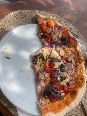 Die Pizza ist belegt mit veganem Käse und veganem "Chicken" at L'Osteria Travemünde in Luebeck