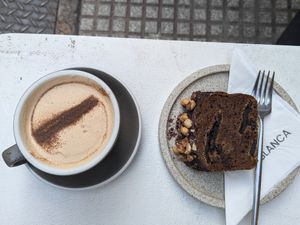 Chai latte con leche de almendras y budín de banana at Blanca Deco Café in Buenos Aires