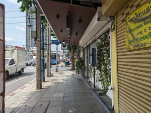 approaching entrance at VEGANERIE Street - วงเวียนใหญ่ in Bangkok
