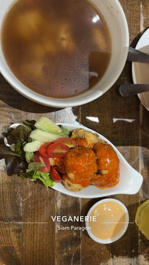 Dumpling Suppe (vegan) und denke das waren frittierte Pilze (vegan) besonders empfehlenswert   at VEGANERIE Street - วงเวียนใหญ่ in Bangkok