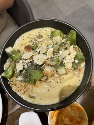 Mango Smoothie Bowl (vegan) auch sehr lecker   at VEGANERIE Street - วงเวียนใหญ่ in Bangkok