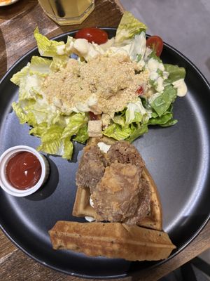 Veganer Ceaser Salat mit Waffeln (vegan)  at VEGANERIE Street - วงเวียนใหญ่ in Bangkok