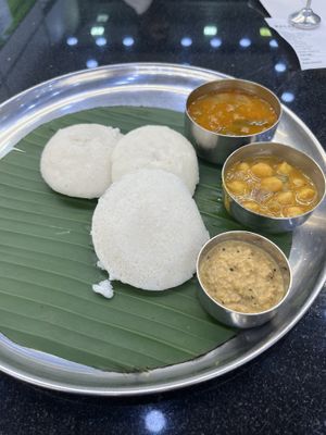 Idly set  at Balaji Dosai in Kandy