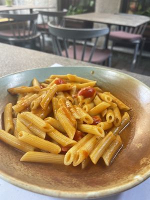 Penne à la tomate ( mdemandez sans fromage râpé par sécurité)  at FindFour in Korca