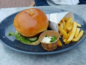 Vegan burger at Pancake Restaurant Bergzicht (Pannenkoekenhuis Bergzicht) in Woudenberg