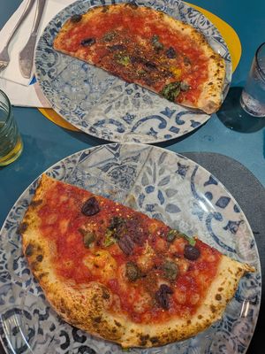Pizza puttanesca without anchovies: 4/5 at Pizzeria Di Scala in Ischia