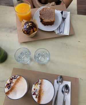 Té chai con leche vegetal, zumo de naranja, bizcocho vegano de batata y plátano, y muffin de zanahoria y chocolate 🥧🍵   at La Aldea Cafe Bar in Conil De La Frontera