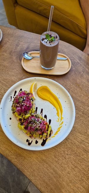Avocado croffle and choco smoothie at Kia Ora Café in Koh Phangan