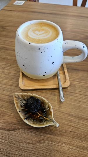 Sunshine Latte with a little brownie gift at Kia Ora Café in Koh Phangan