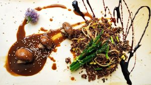 Chaufa de quinoa
.
Quinoa al wok e espargos grelhados com molho de maca e alfarroba
 at Simbiose in Lisbon