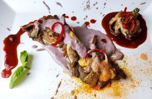 Pleurotus al olivo
.
Base de abacate com maionese de azeitona roxa e tostas integrais
 at Simbiose in Lisbon