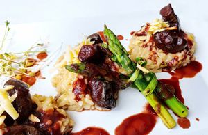 Risotto de espargos e shitake
.
Arroz arbóreo aromatizado com vinho branco e louro, finalizado com um toque de queijo
 at Simbiose in Lisbon