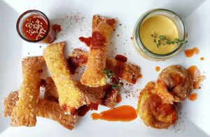Tequeños e wantanes com molho tamarindo
.
Pastéis fritos recheados com tofu com especiarias orientais
 at Simbiose in Lisbon
