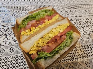 Egg-like-flavored hand position without eggs  at Salon de Vegan in Seoul