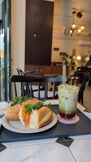 banh mi & strawberry matcha latte at Salon de Vegan in Seoul