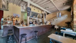 Zona de barra at Vinoteca La Cava in La Cavada