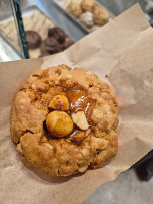White choc macadamia cookie at Round & Edgy - KaDeWe in Berlin