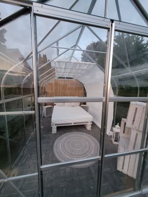 Bett im Wintergarten mit Blick ins Kornfeld/ in die Sterne at  DREIerlei in Syke