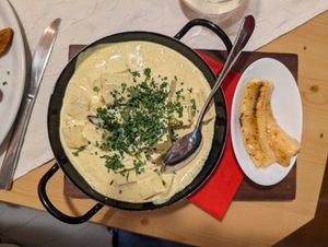 Früchte-Curry-Pfandl at Sommelier Gottfried Steiner - Gasthaus Großvenediger in Lienz