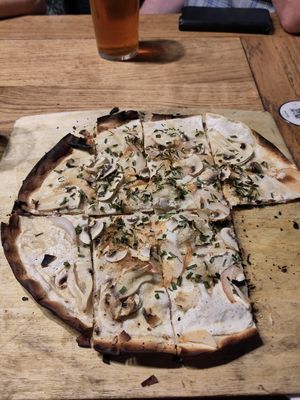 Veganer Flammkuchen mit Pilzen at Brasserie de la Lanterne in Strasbourg