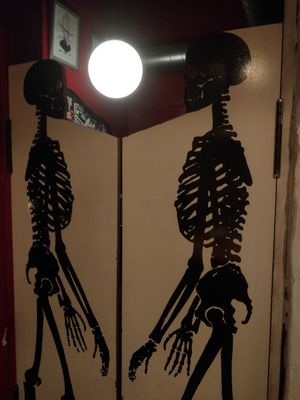 Puerta a los baños #Veganuary at Zombie Bar in Madrid