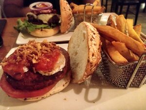 Al frente, hamburguesa Chevre con Beyond Burger (vegetariana) #Veganuary at Zombie Bar in Madrid
