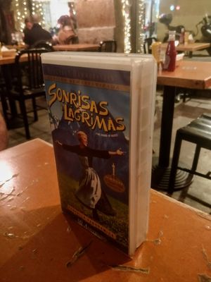 La cuenta, en una caja de VHS #Veganuary at Zombie Bar in Madrid