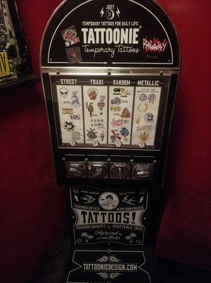 Máquina de tatuajes en el baño #Veganuary at Zombie Bar in Madrid