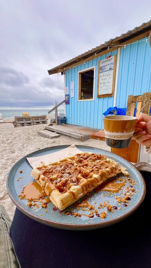 Waffel mit Lotuscreme und Cappuccino   at Flunderbar in Hohwacht