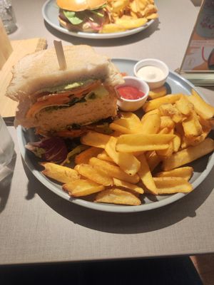 Save the ocean sandwich with french fries at Katzentempel in Cologne