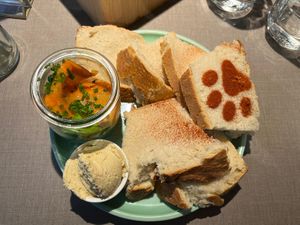 I’ve ordered six pieces of bread with hummus and "carrot salmon”  at Katzentempel in Cologne