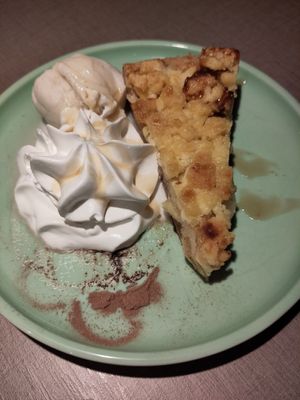 Apple pie/crumble. Apple pumble? at Katzentempel in Cologne