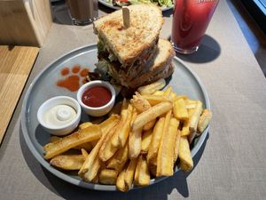 Temple sandwich with friesd  at Katzentempel in Cologne