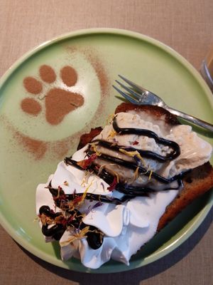 banana bread + ice cream at Katzentempel in Cologne