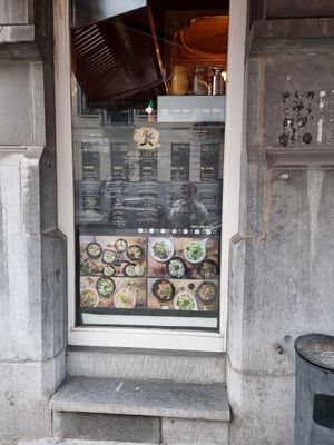 Entrance - several steps - also inside steps at Better than Hungry in Brussels