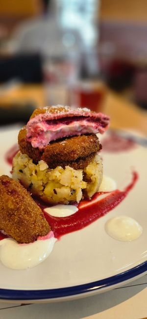 Rauner Cordon Bleu (Ziegenkäse, Apfelkren, Sauerrahm, Kümmel-Erdäpfelschmarrn) at Rauner Restaurant Bar & Wirtshaus in Linz